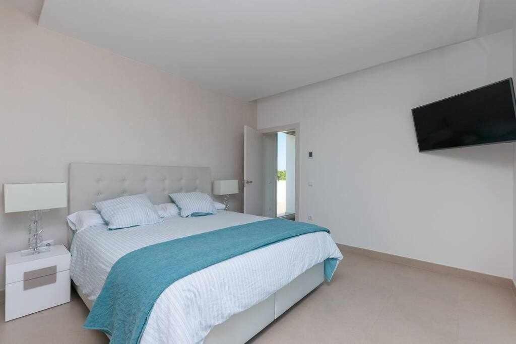 Moderna villa con la piscina climatizada Colinas