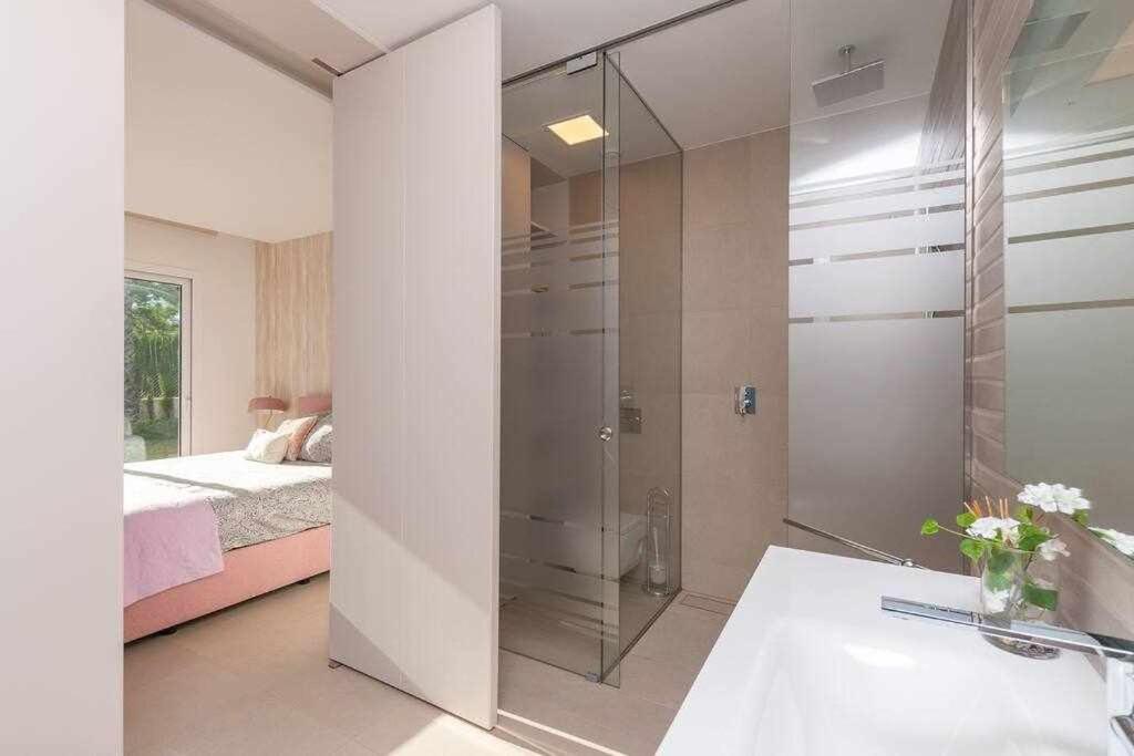 Moderna villa con la piscina climatizada Colinas