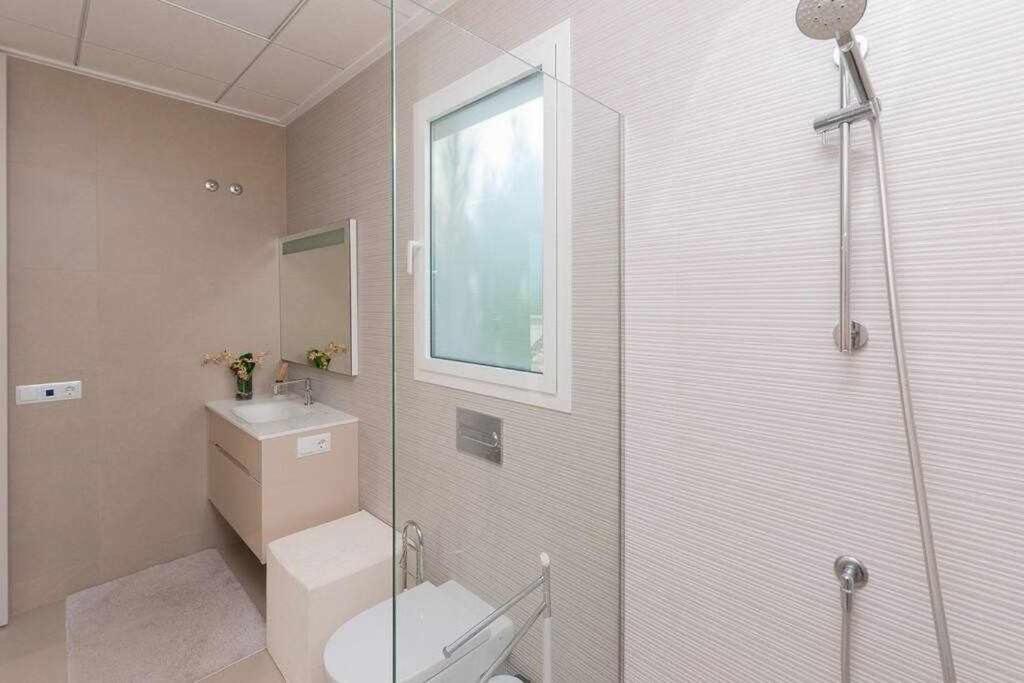 Moderna villa con la piscina climatizada Colinas