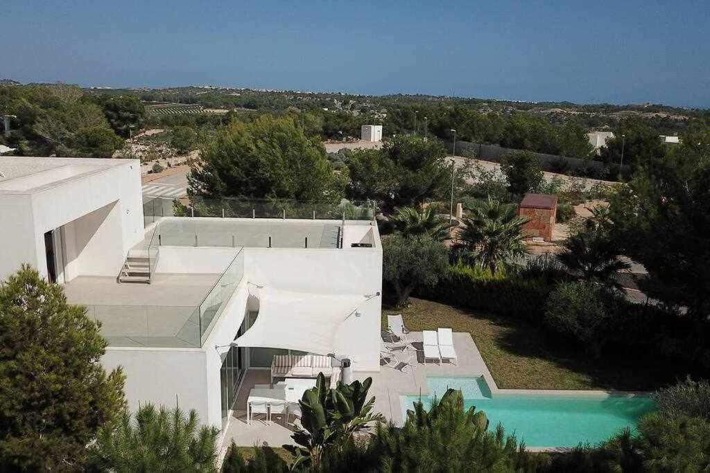 Moderna villa con la piscina climatizada Colinas