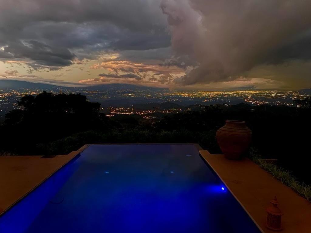 Cottage in Magic Mountain Views