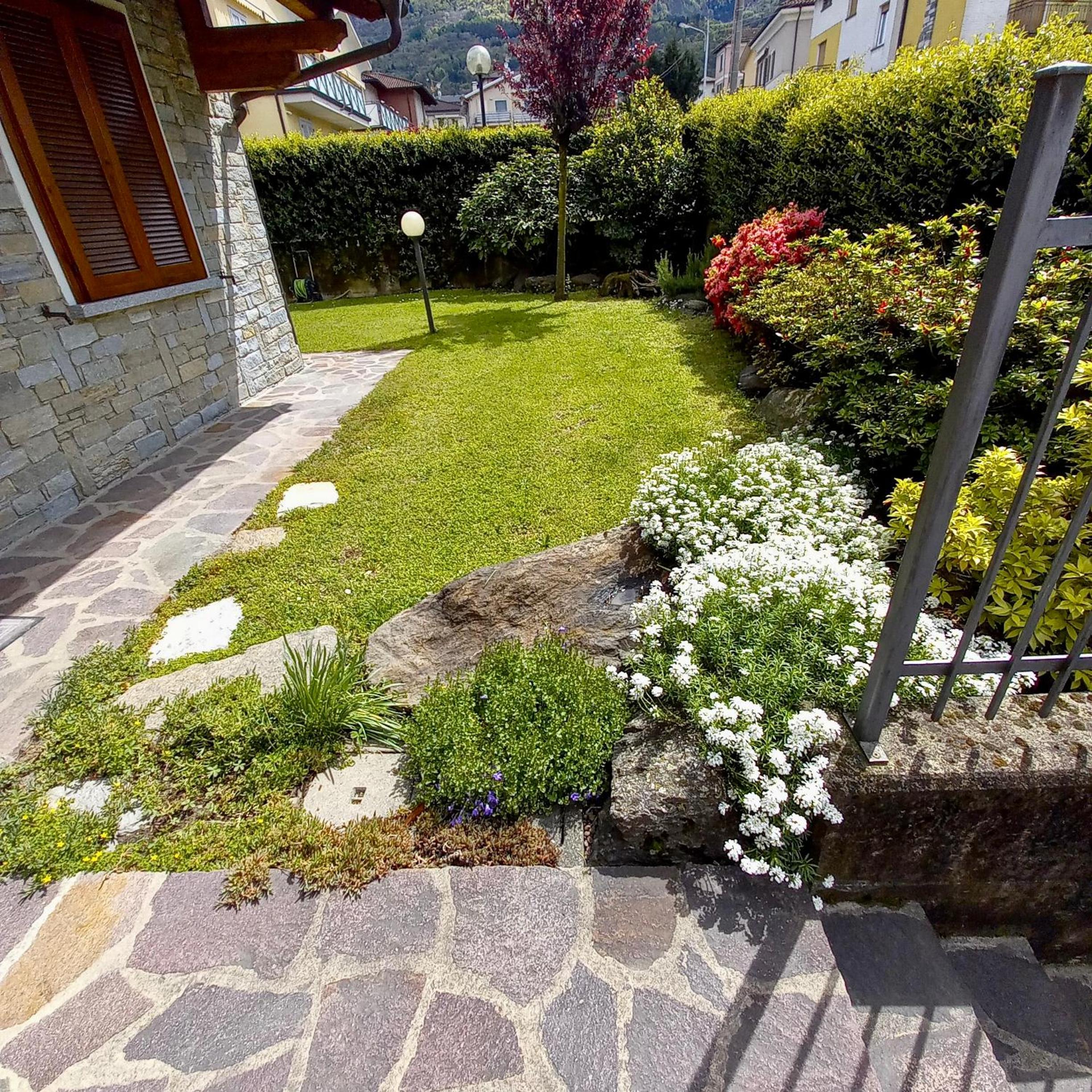 Comfortable Villa with private garden - Colico Center photo 3