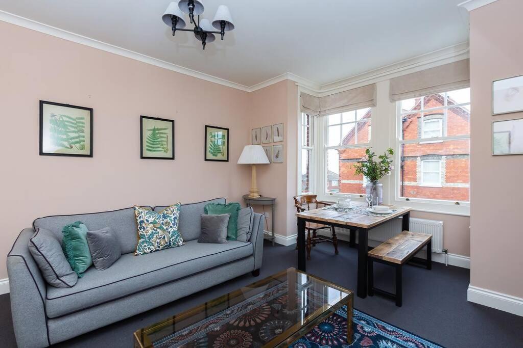 Harriet - Quaint one bedroom apartment with easy parking view 4