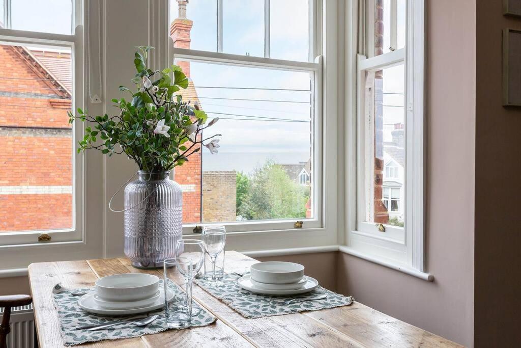 Harriet - Quaint one bedroom apartment with easy parking view 5