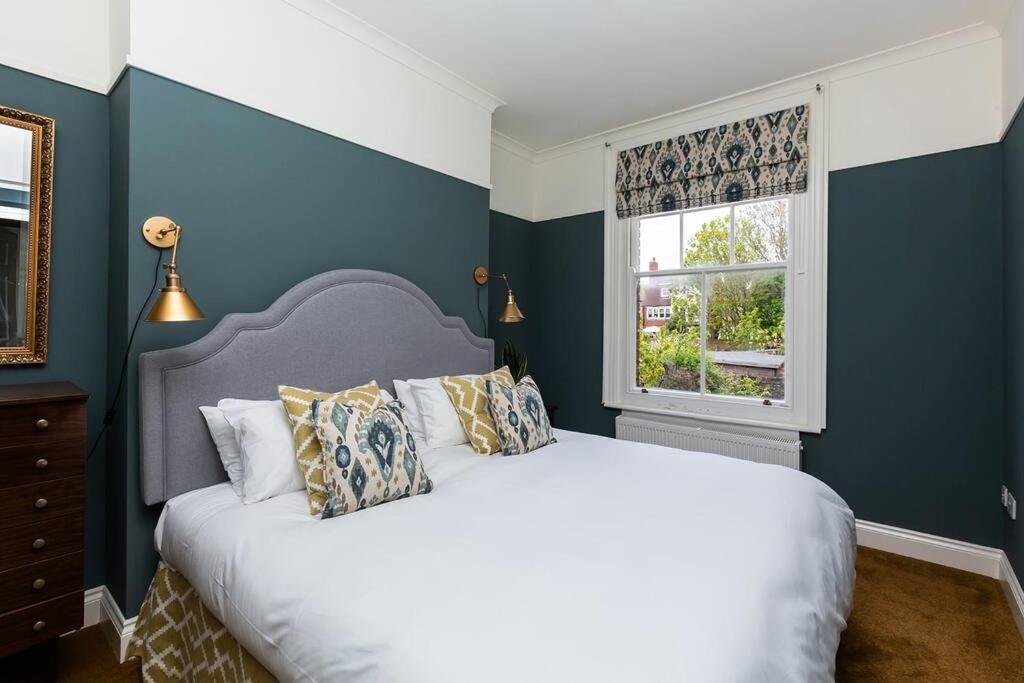 Harriet - Quaint one bedroom apartment with easy parking view 3