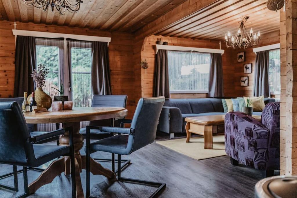 Cosy and Romantic forest house met infrarood sauna op de Veluwe view 3