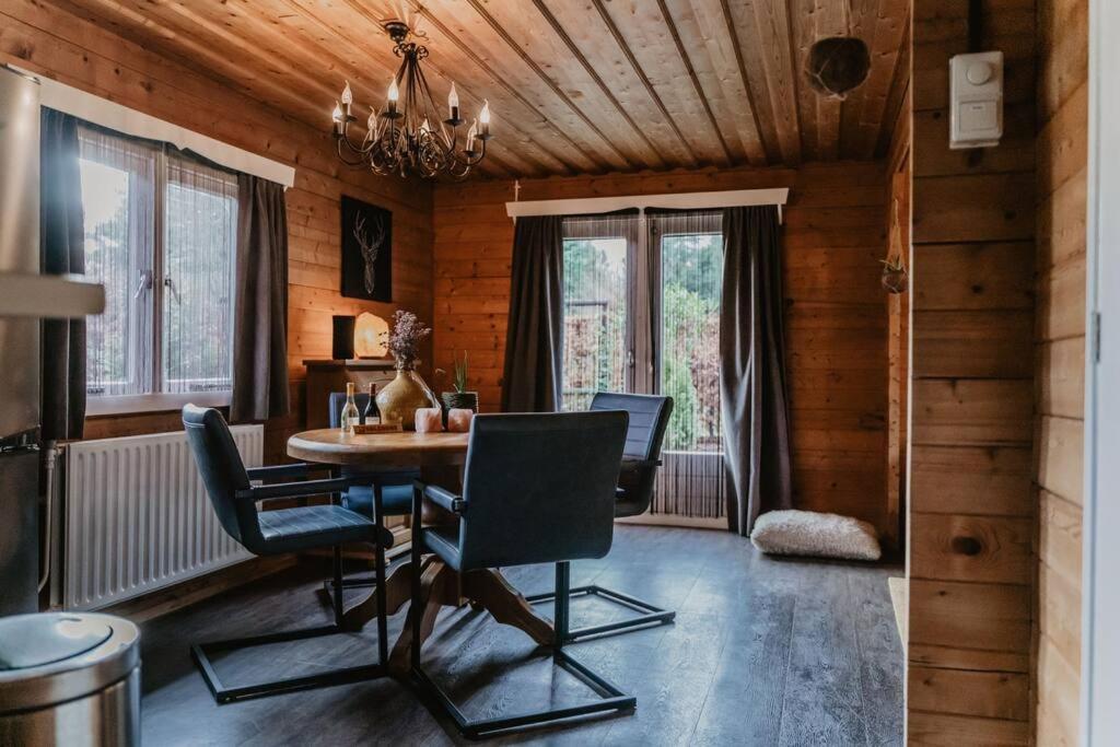 Cosy and Romantic forest house met infrarood sauna op de Veluwe view 2