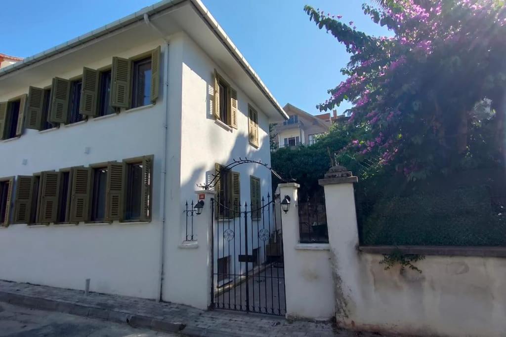 Beautiful Villa with Garden Princess Islands