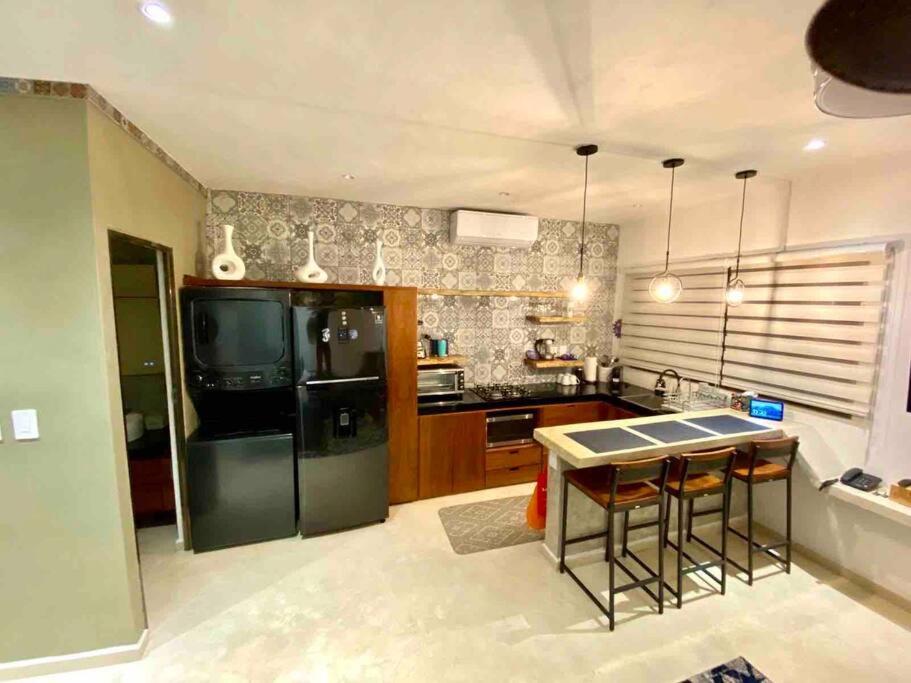 A Sweet modern condo by the beach for Digital Nomads view 3