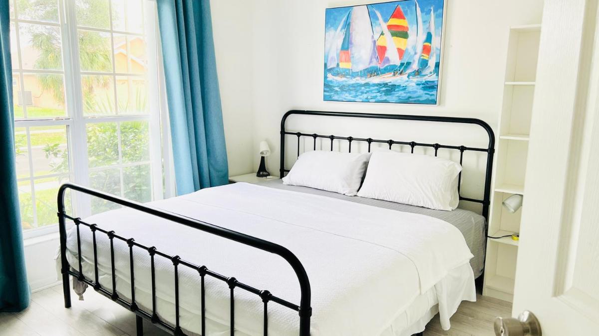 Near Disney Vacation Private Room in shared Villa view 5