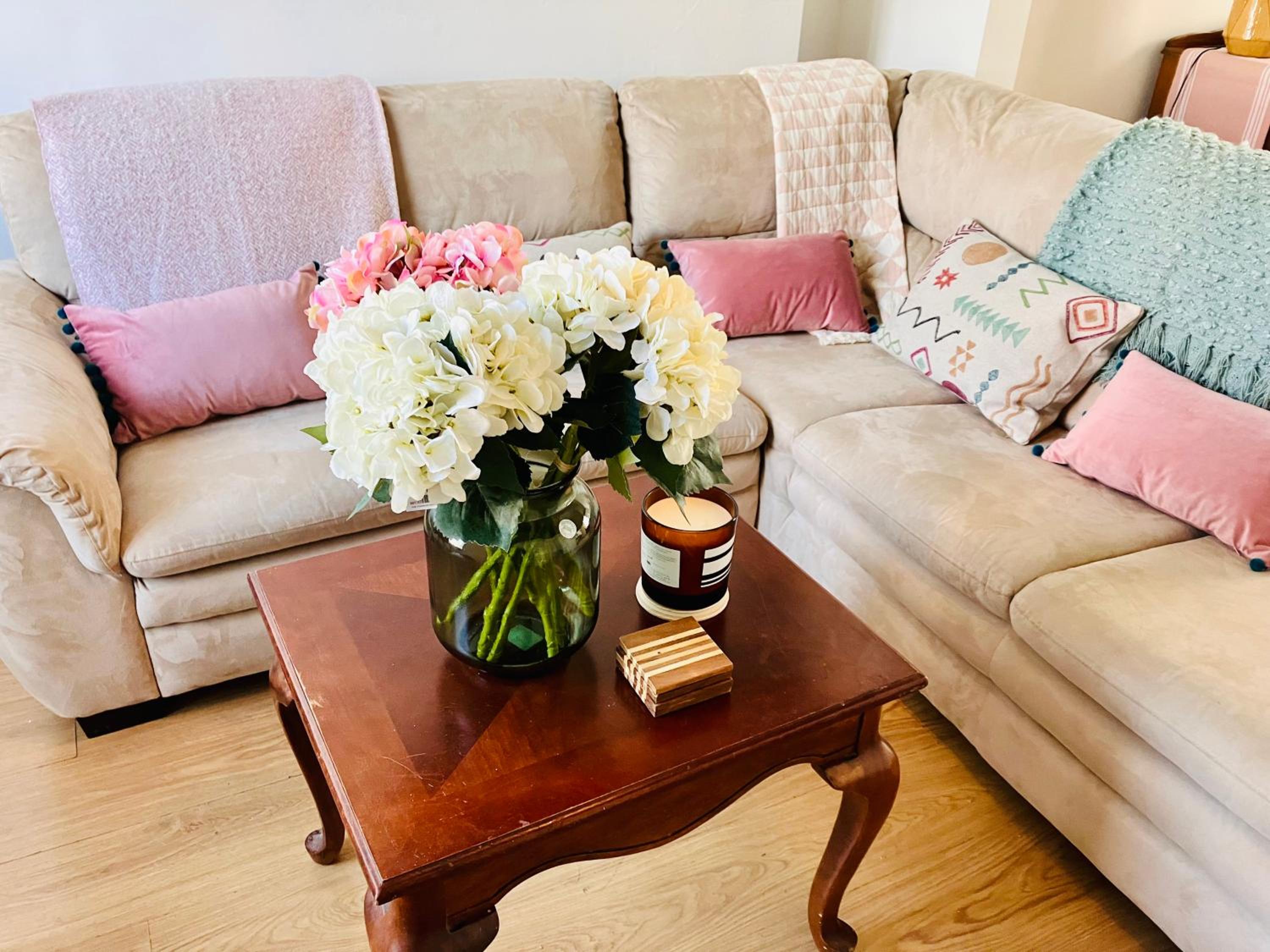Newly Refreshed Cottage, New King Bed, Free Parking & WiFi