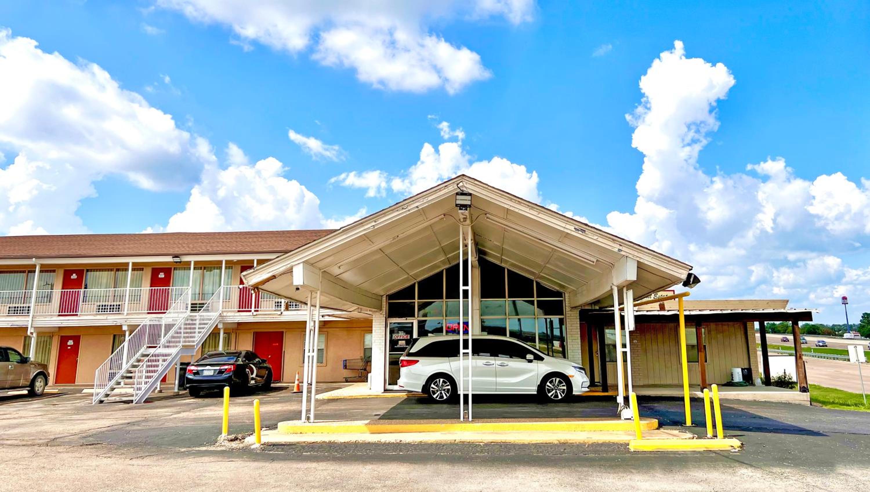 Hillsboro Vacations - Thunderbird Motel Hillsboro - Property Image 1