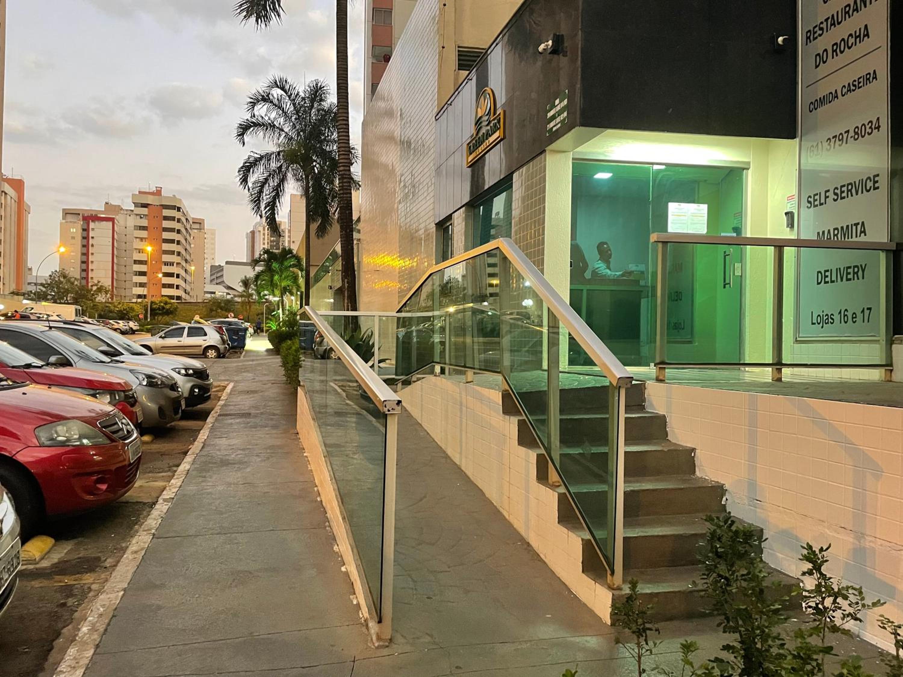 Ap completo com ar e garagem coberta próximo ao metrô