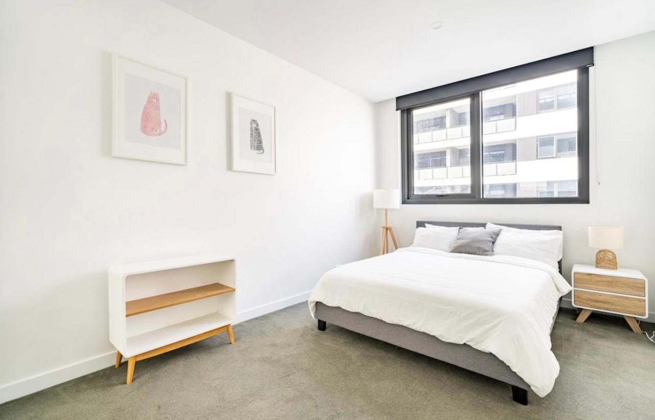 Modern Clayton apartment close to uni and hospital