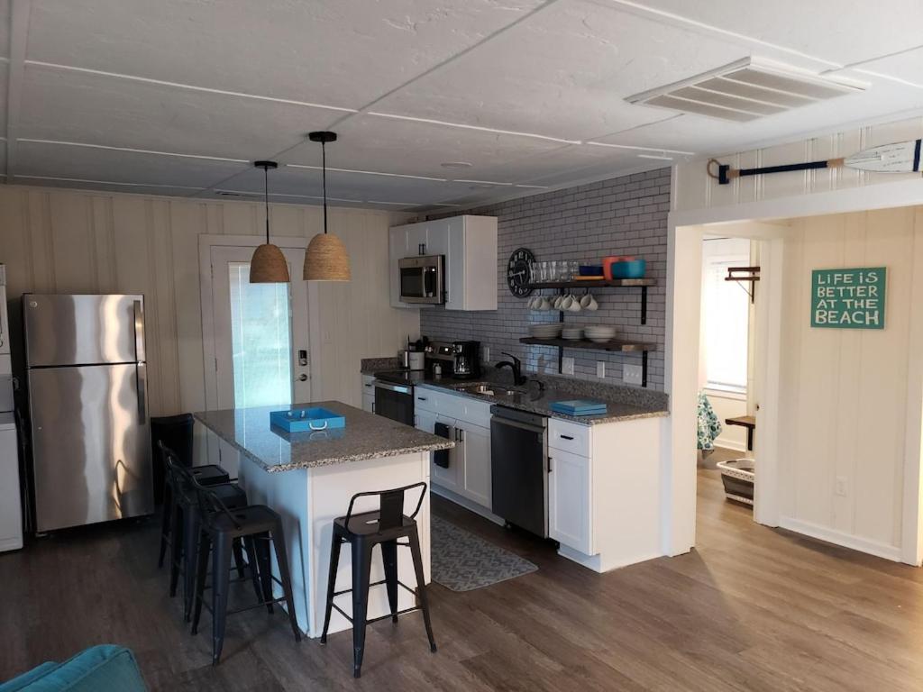 Kure Beach Cottage-Fully Updated--1 block- welcome dogs for modest fee view 4