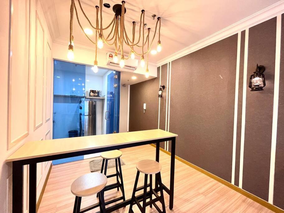 Grand Suite @ The Wave Residence-Cozy 2-BR Retreat: AC, Street Views & Games photo 7