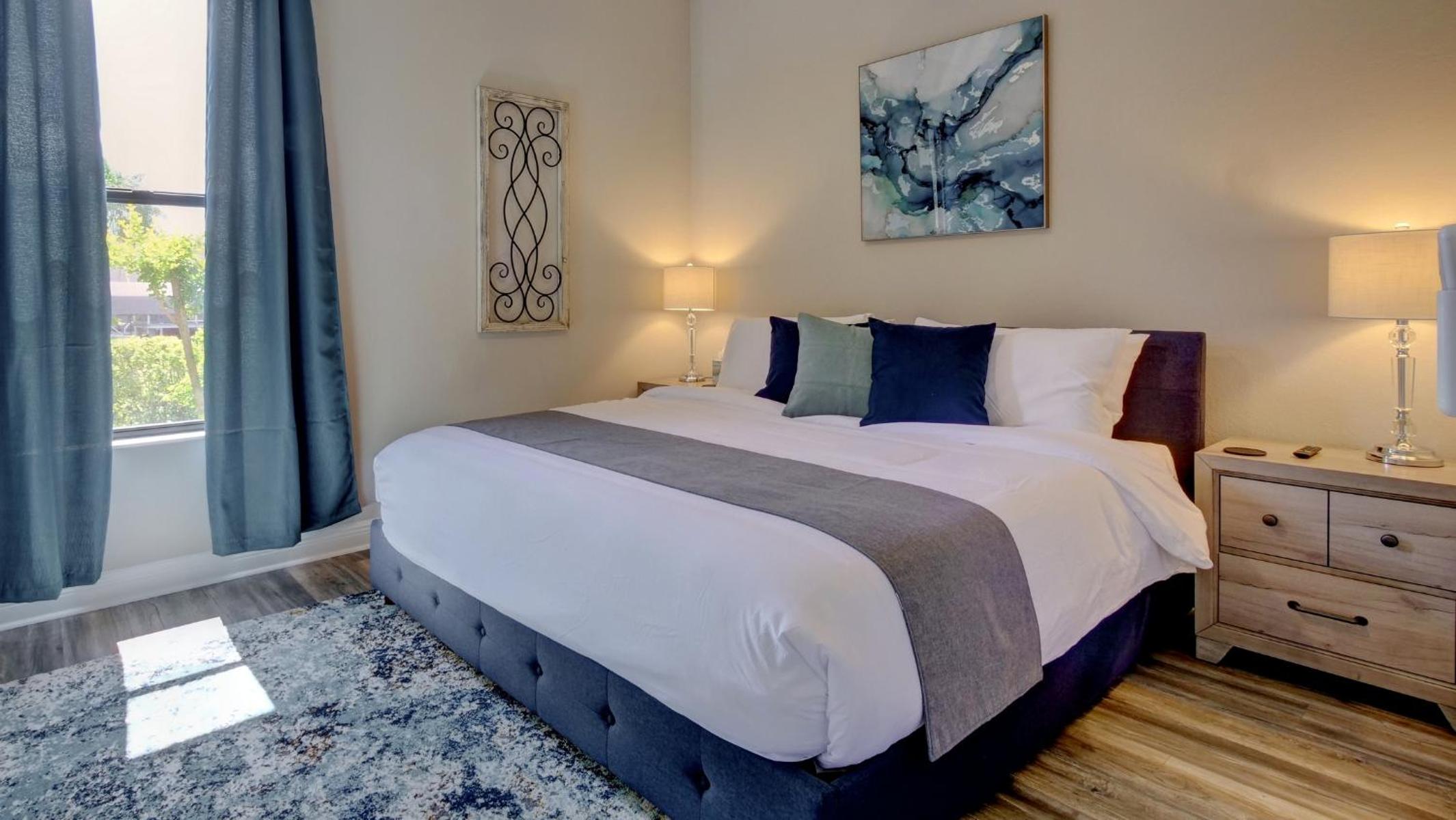 Luxury Interior, Relaxing Balcony With Pool! view 4