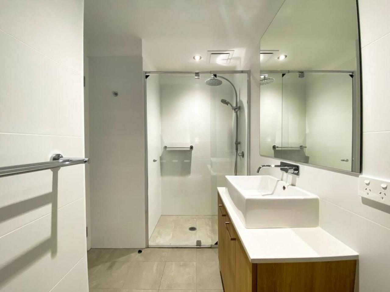 Beautiful 2BR Apt at Adelaide CBD with Pool-Gym-BBQ