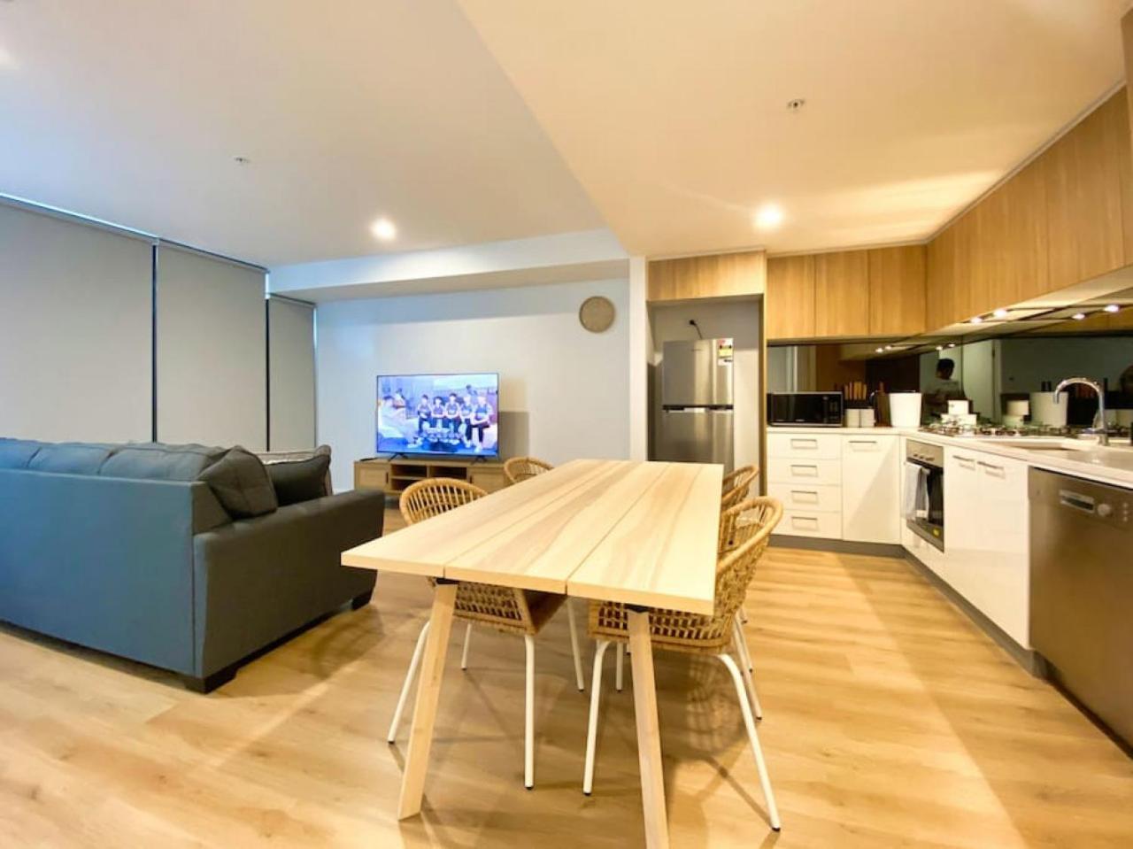 Beautiful 2BR Apt at Adelaide CBD with Pool-Gym-BBQ