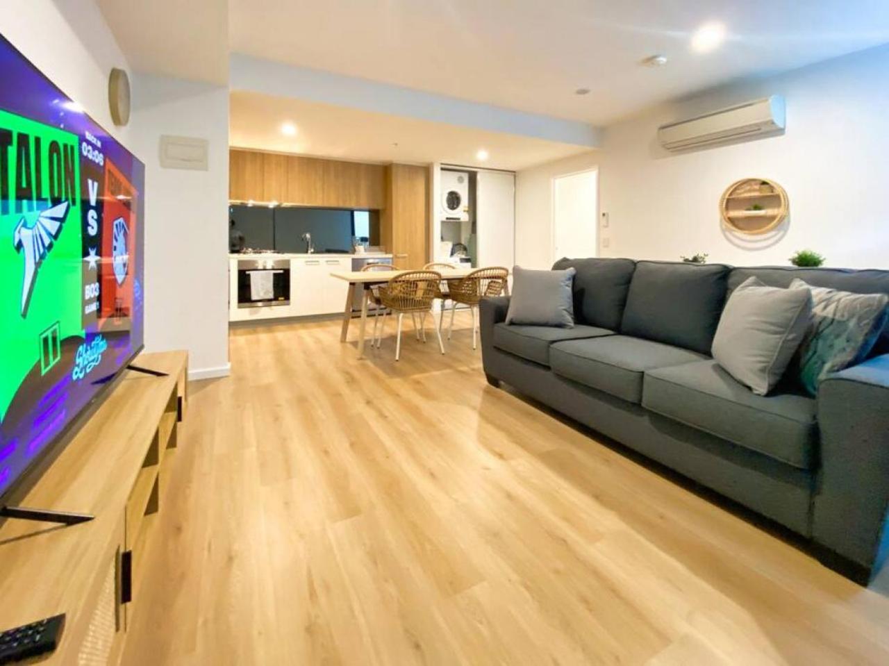Beautiful 2BR Apt at Adelaide CBD with Pool-Gym-BBQ