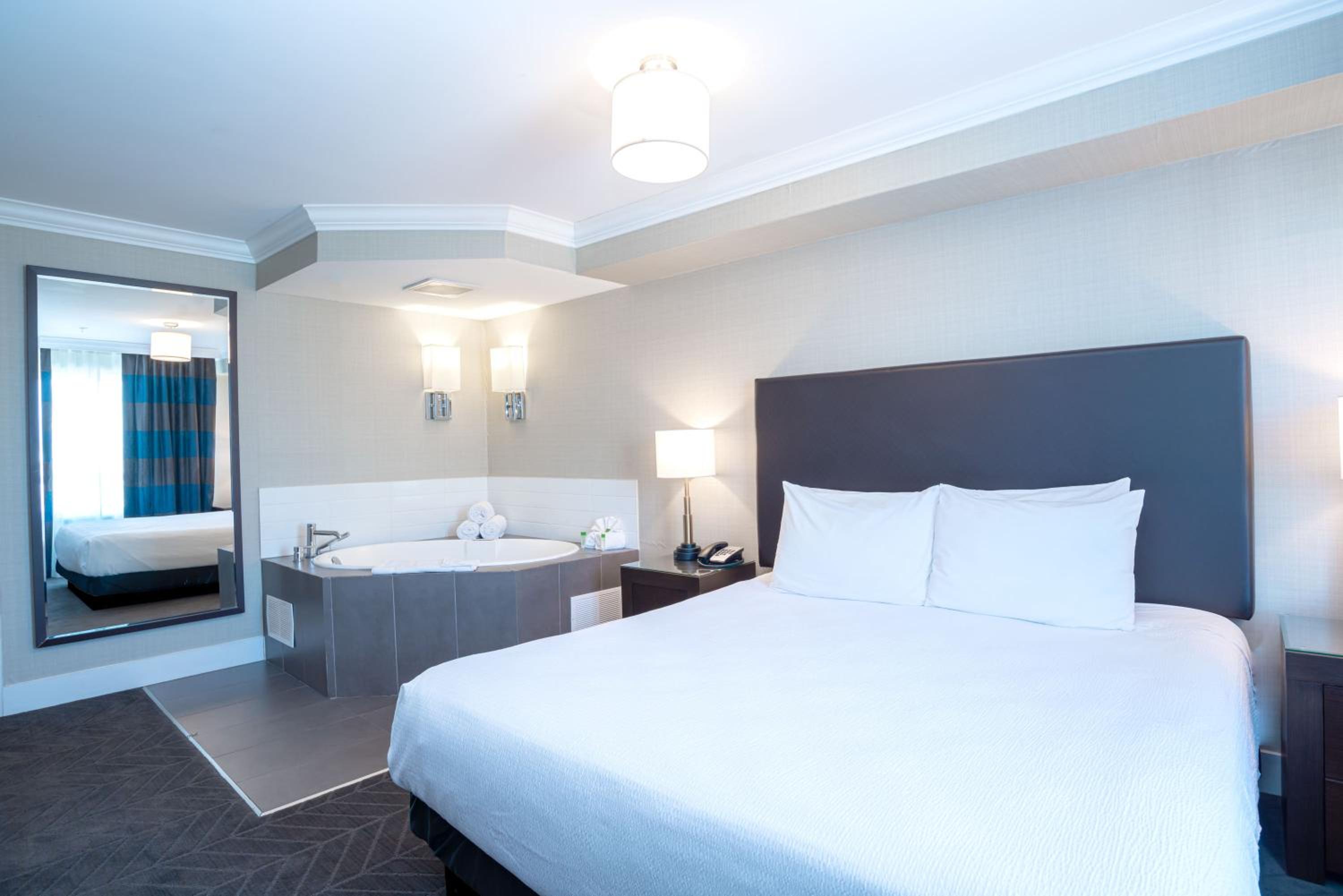 Sandman Hotel Oakville - Property Image 3