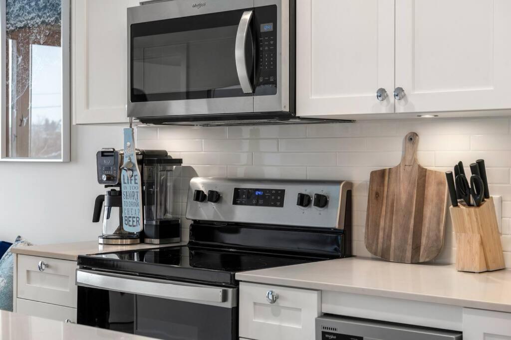 Exquisite 2 Bed Condo near DT Core WFree Parking