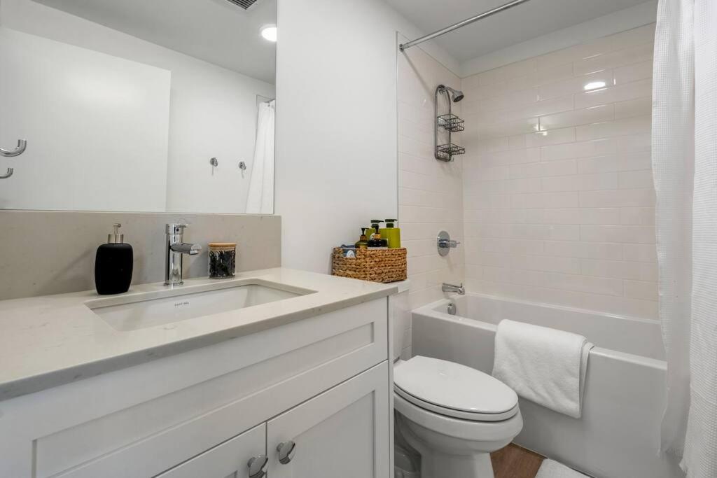 Exquisite 2 Bed Condo near DT Core WFree Parking