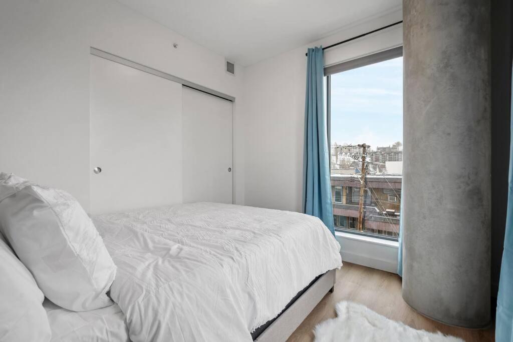 Exquisite 2 Bed Condo near DT Core WFree Parking