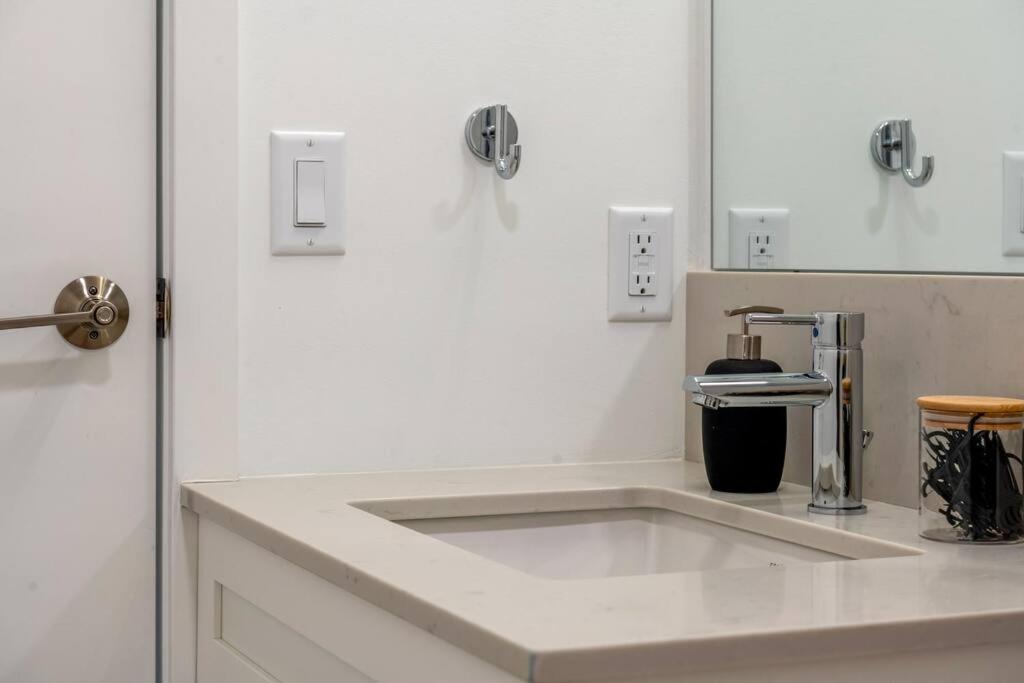 Exquisite 2 Bed Condo near DT Core WFree Parking