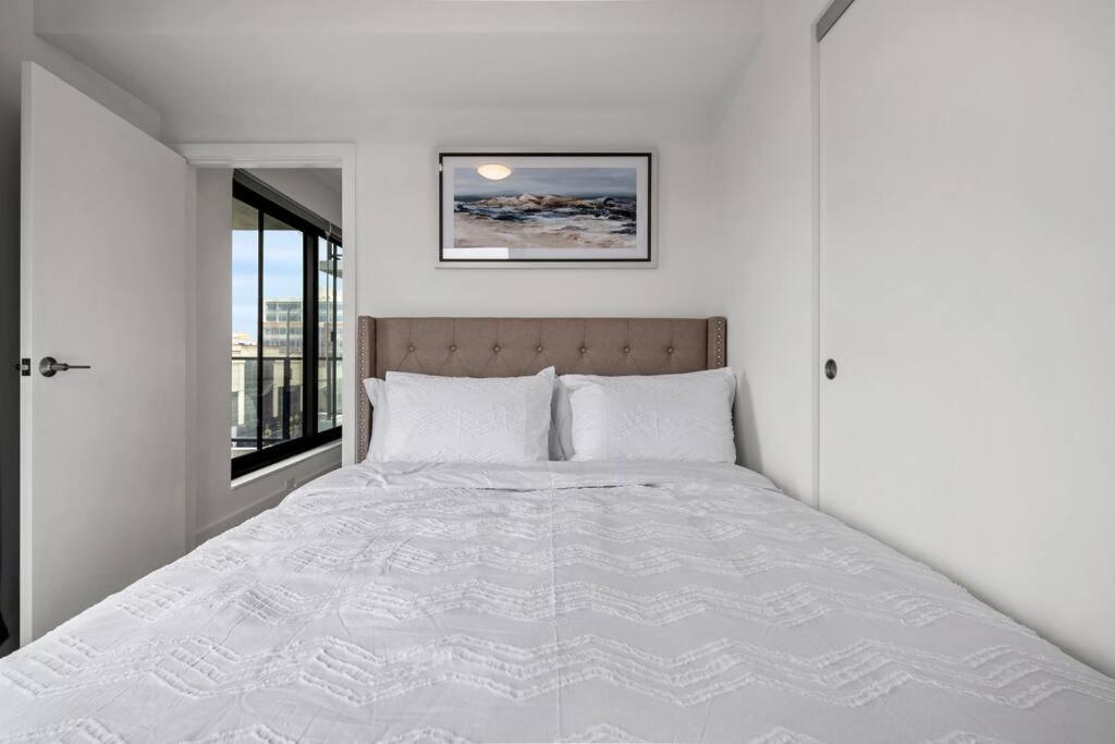 Exquisite 2 Bed Condo near DT Core WFree Parking