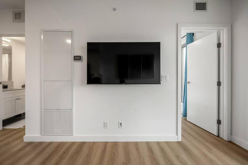 Exquisite 2 Bed Condo near DT Core WFree Parking