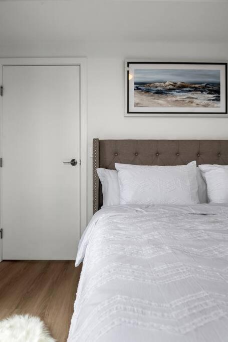 Exquisite 2 Bed Condo near DT Core WFree Parking