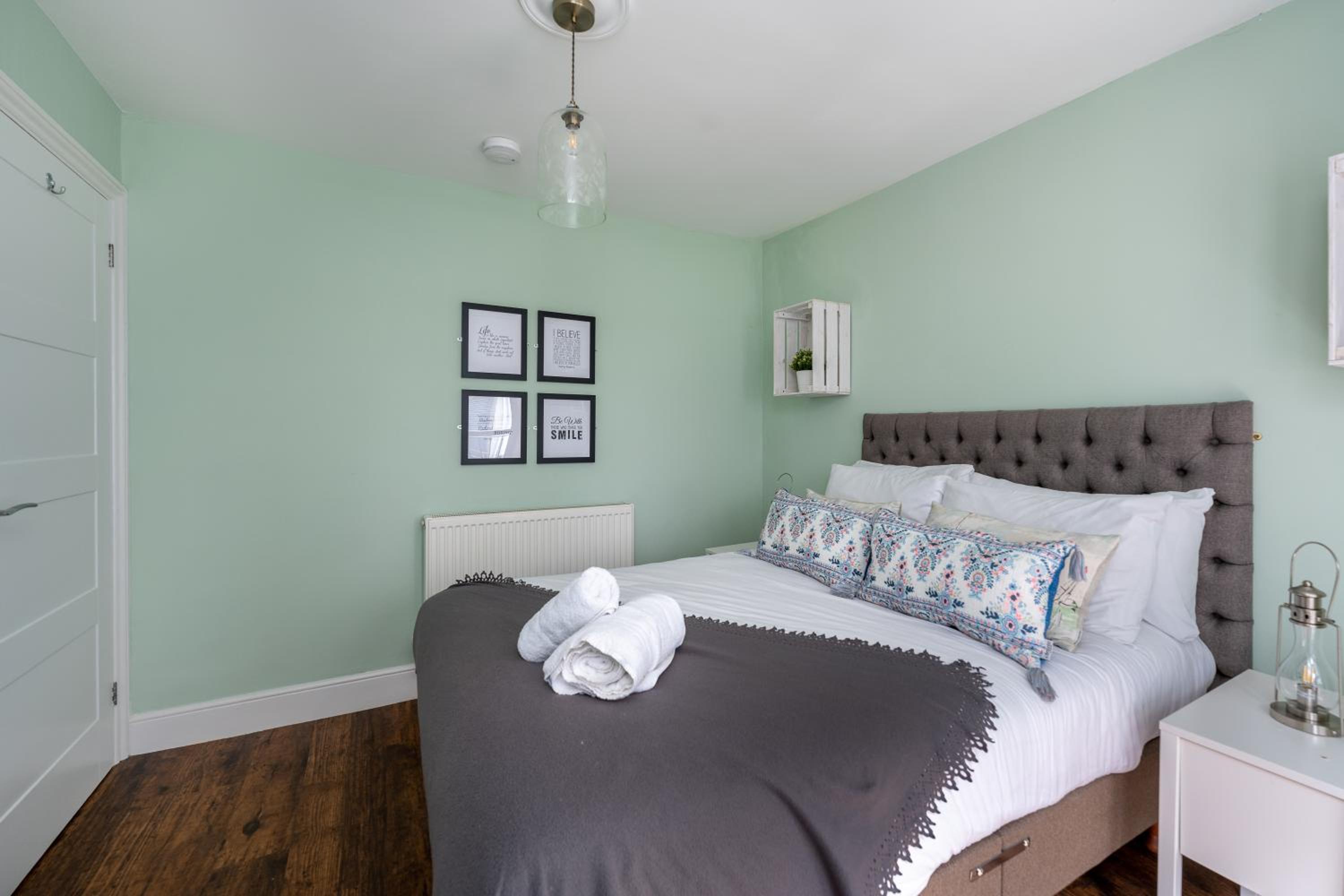 Sea View 4 Bedroom Property in Mumbles view 2
