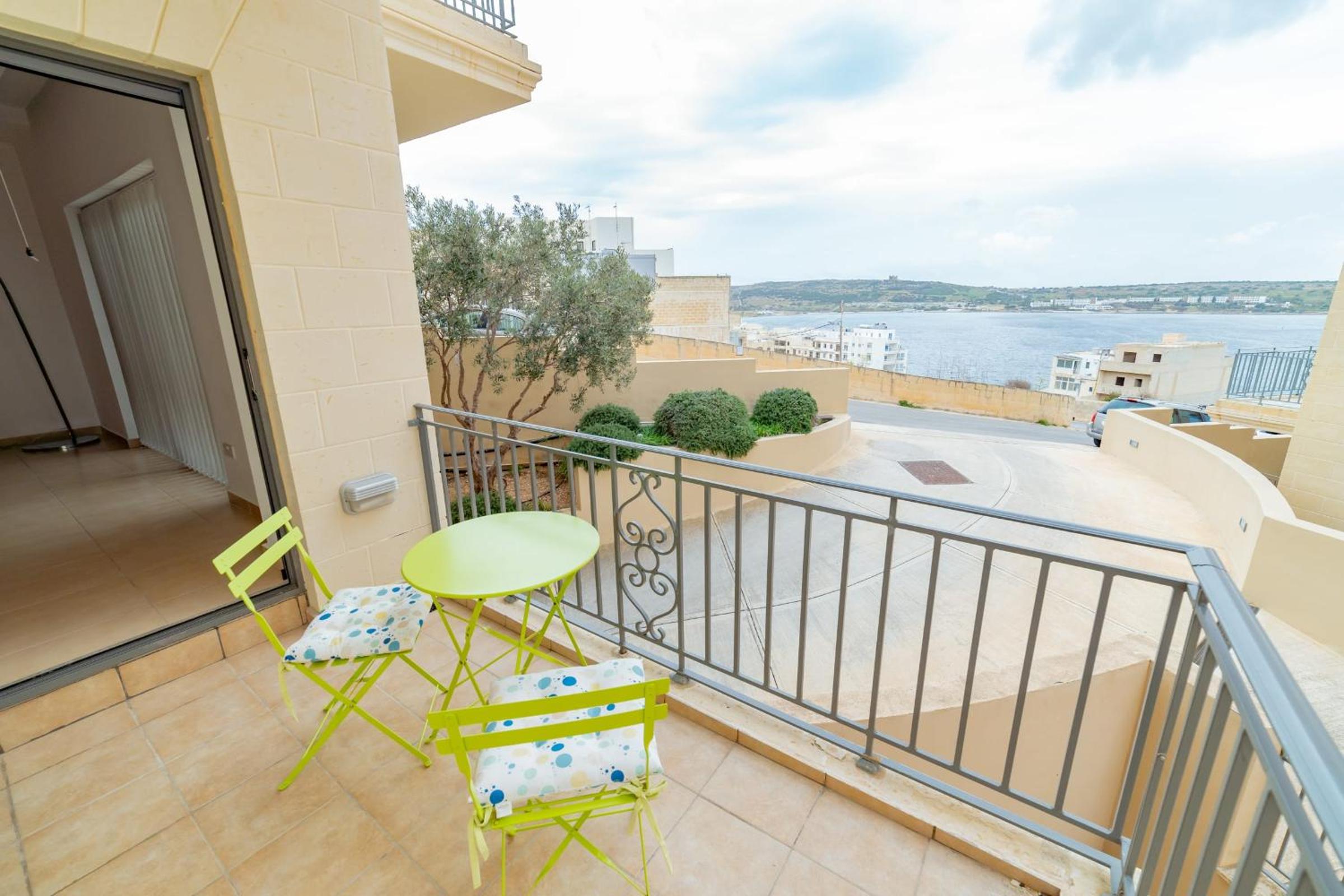 Luxury Seaview & Pool-Hosted by Sweetstay view 4