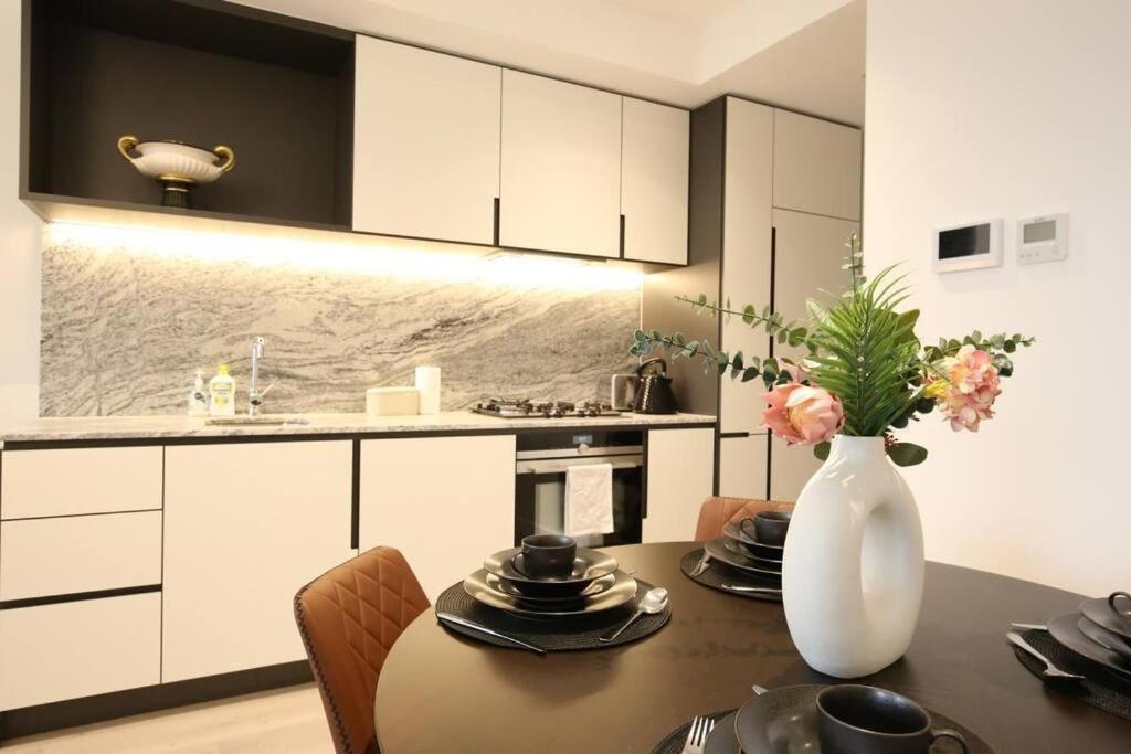 Luxury 2bedroom2Bathroom Apartment at Mel CBD