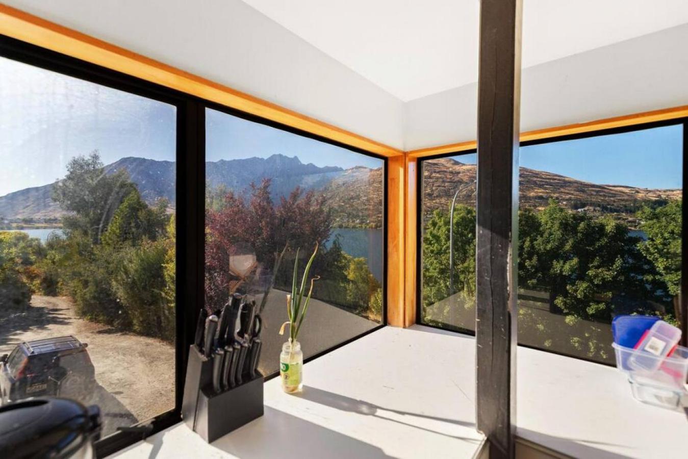 Small Cost-Effective Private Room in a 7 BR Shared House - The Jorges Room 3 view 2