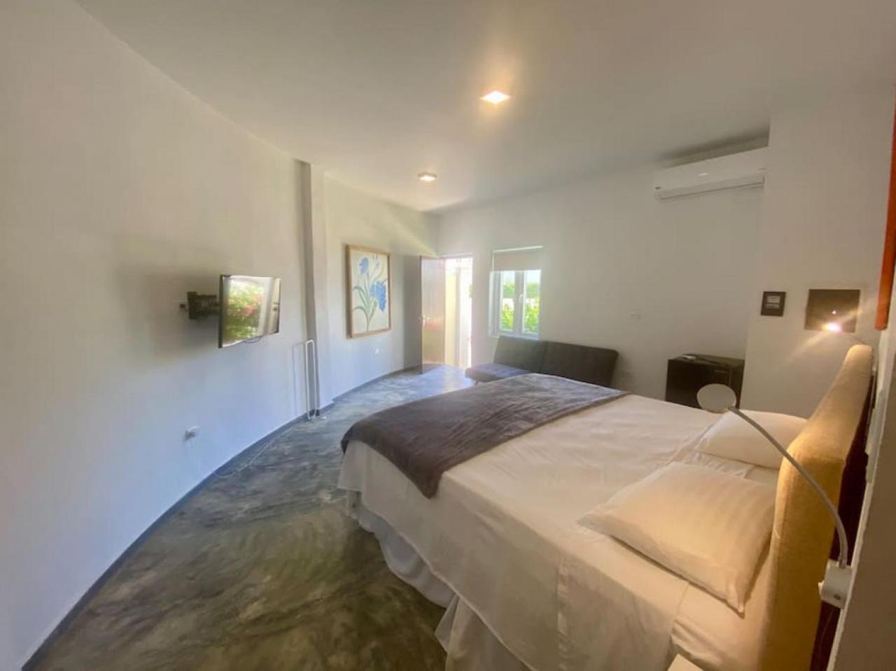 The best Villa ground floor 5 bedrooms with ensuite bathrooms at prime location
