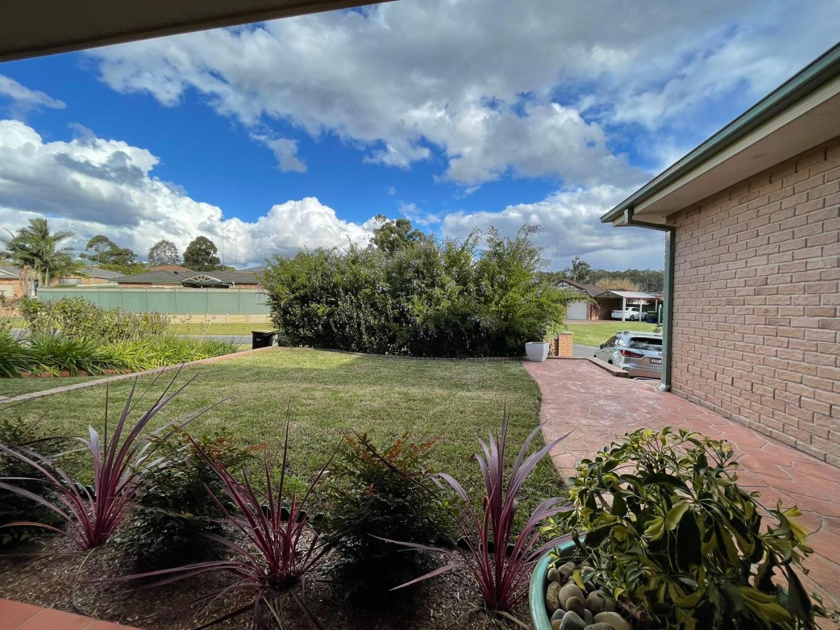 Blue Haven Retreat - Glenmore Park Pool Home