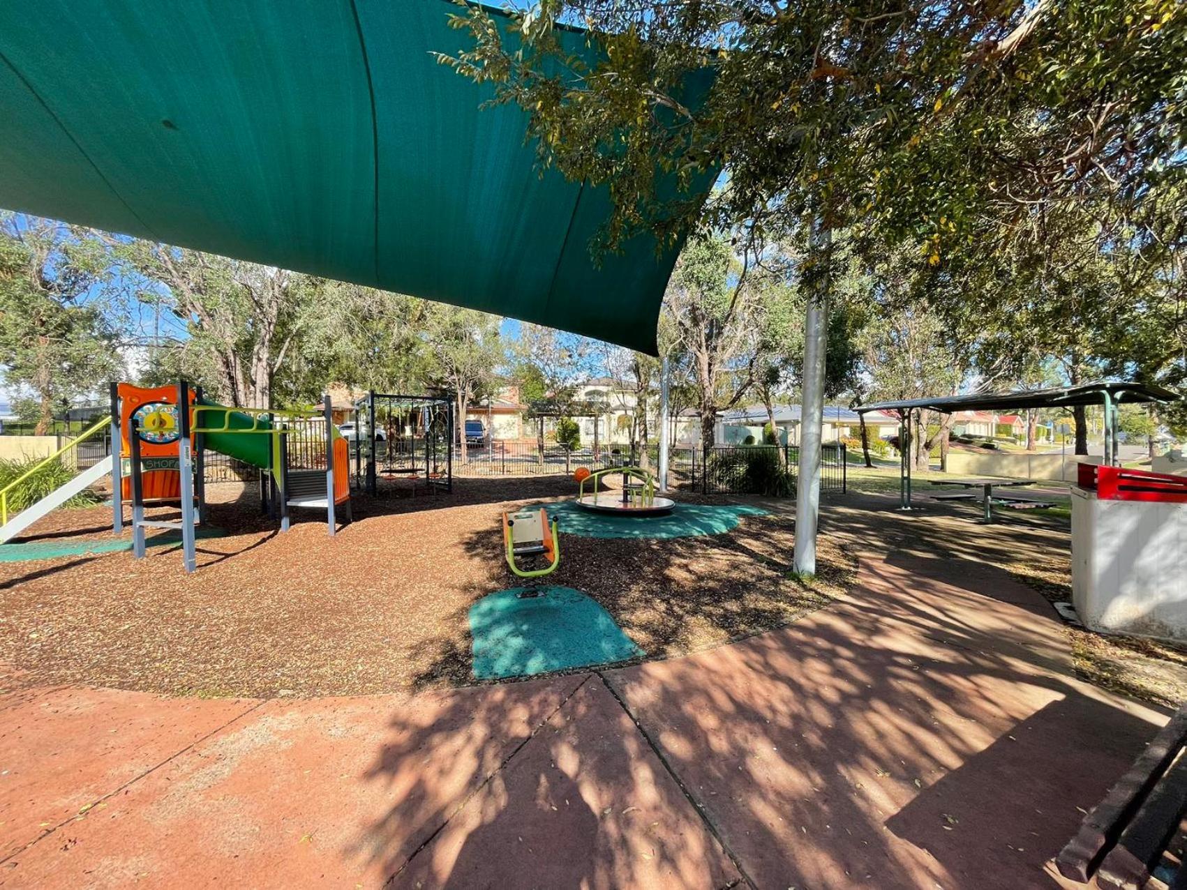 Blue Haven Retreat - Glenmore Park Pool Home