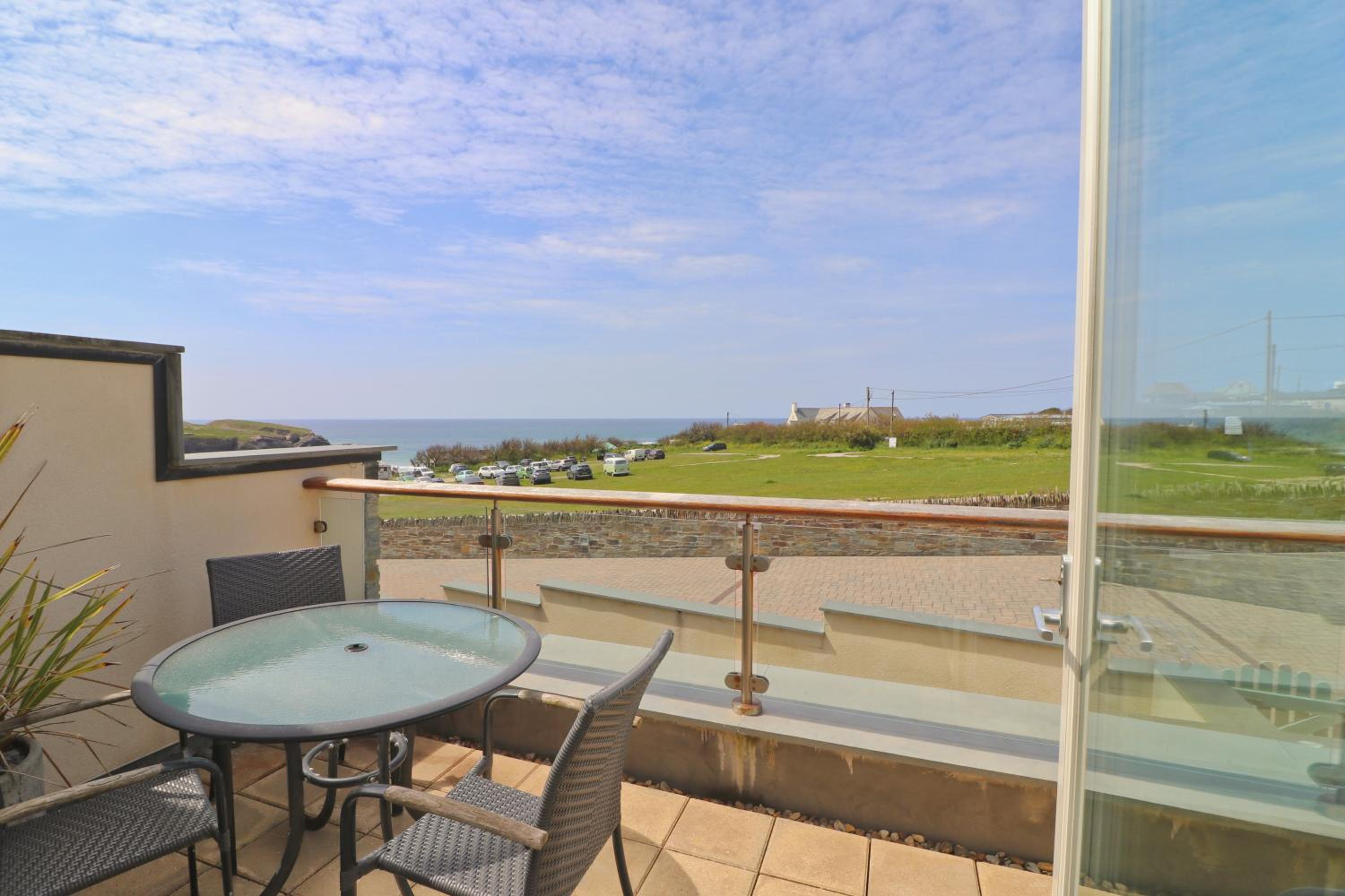 SEA VIEWS, beachside apartment with balcony view 5