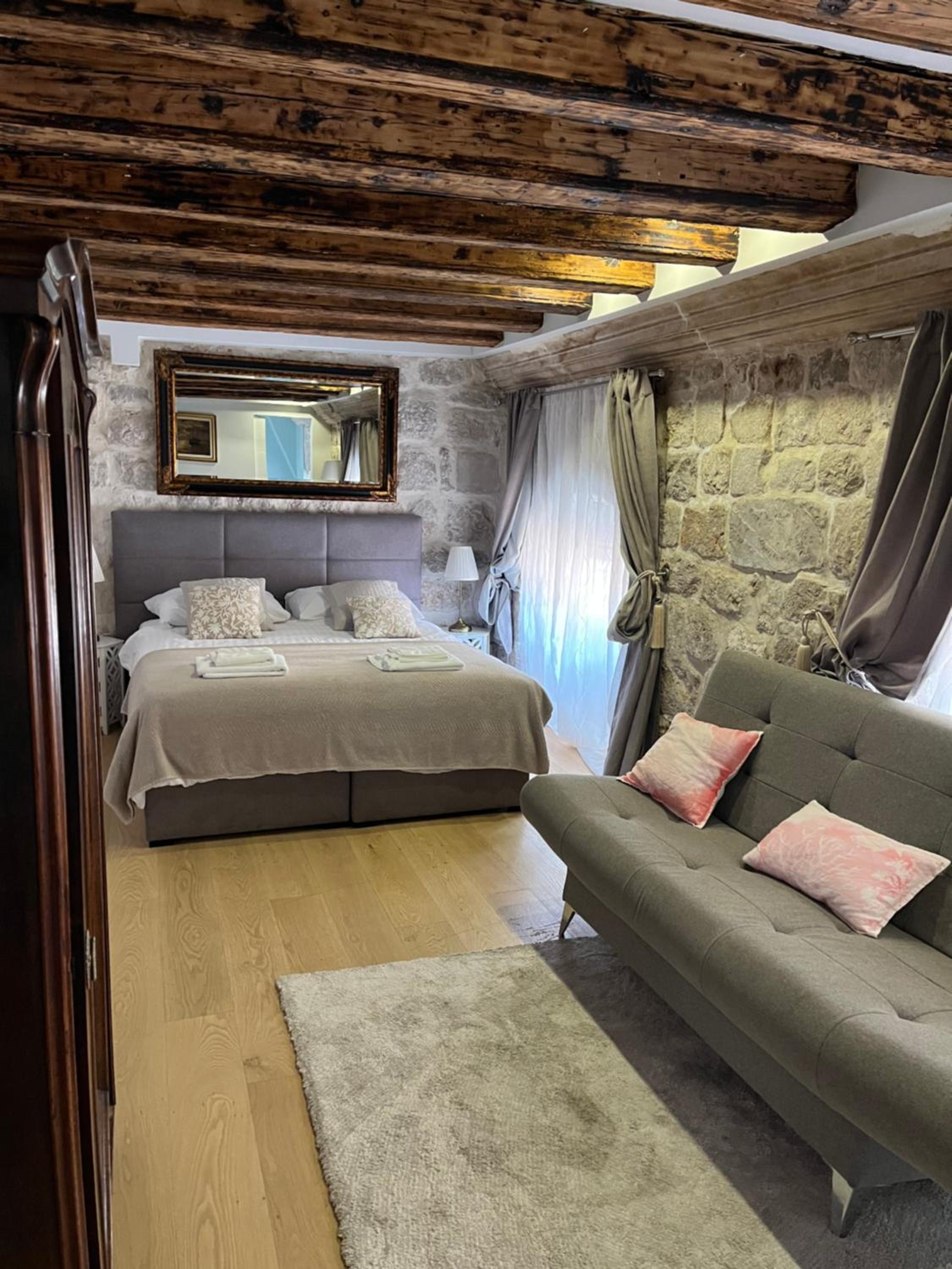 Apartment and Rooms Stay