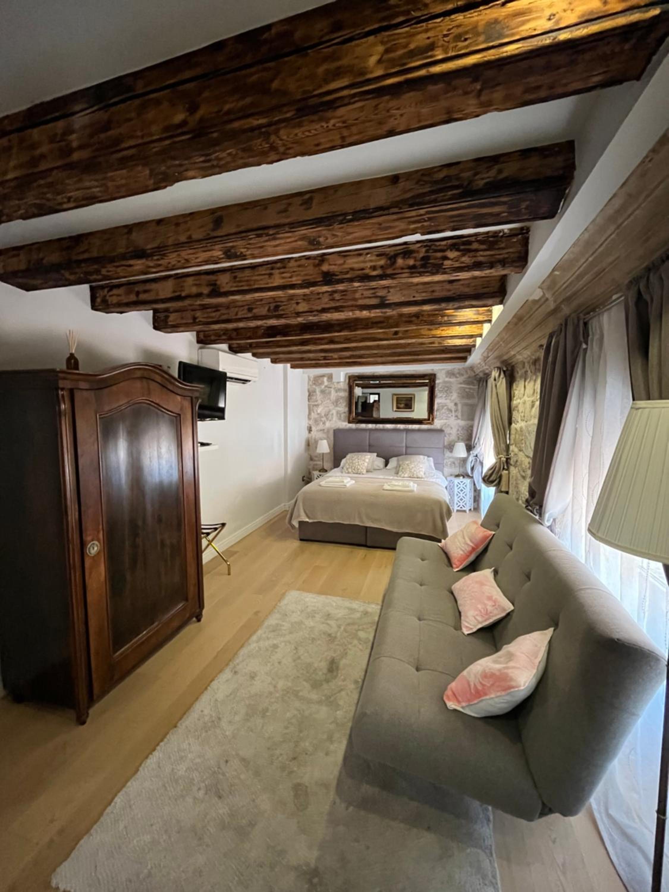 Apartment and Rooms Stay