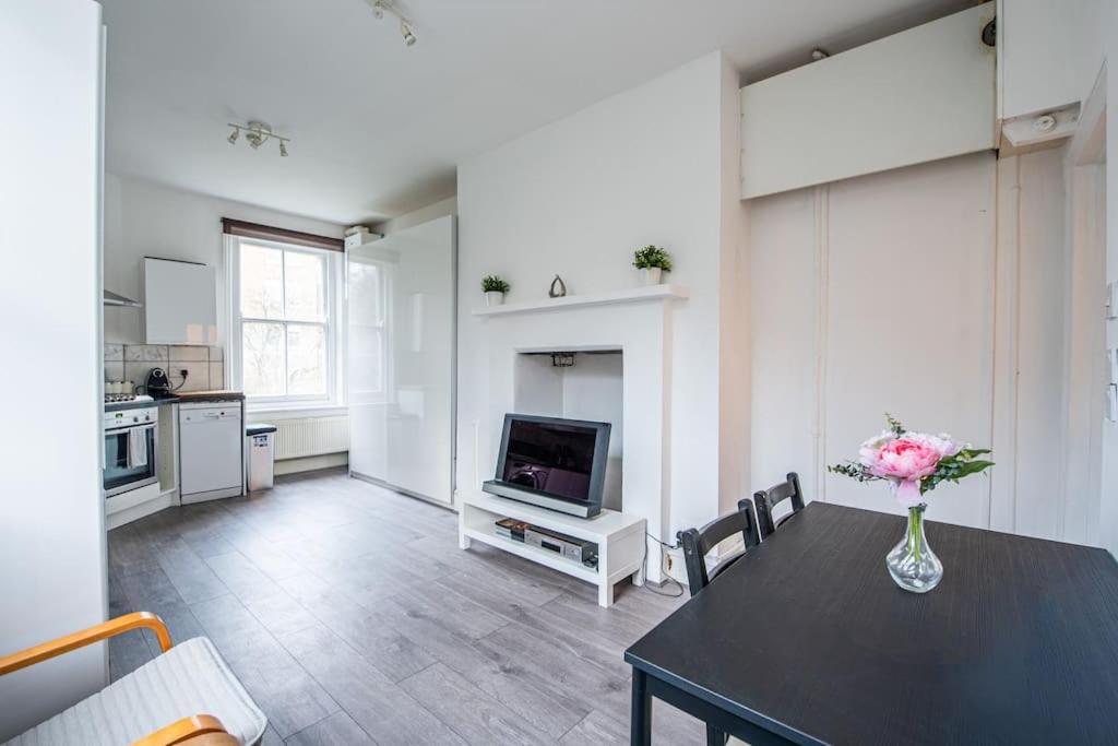 Bright Spacious Maida Vale Flat 5 - minutes from Station