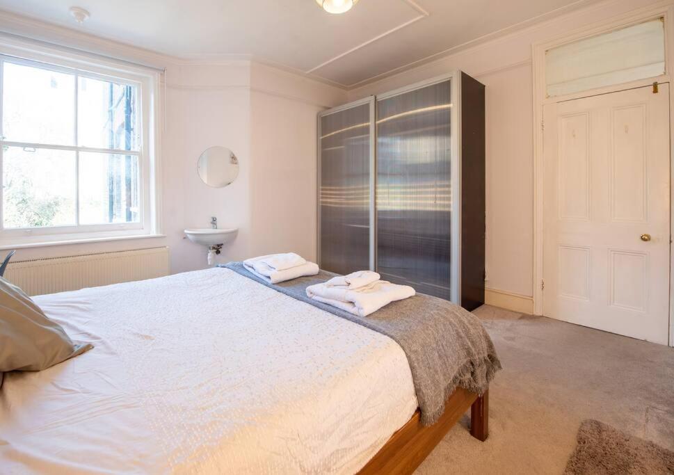 Bright Spacious Maida Vale Flat 5 - minutes from Station