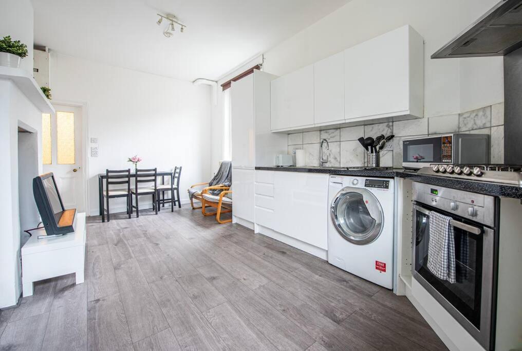 Bright Spacious Maida Vale Flat 5 - minutes from Station