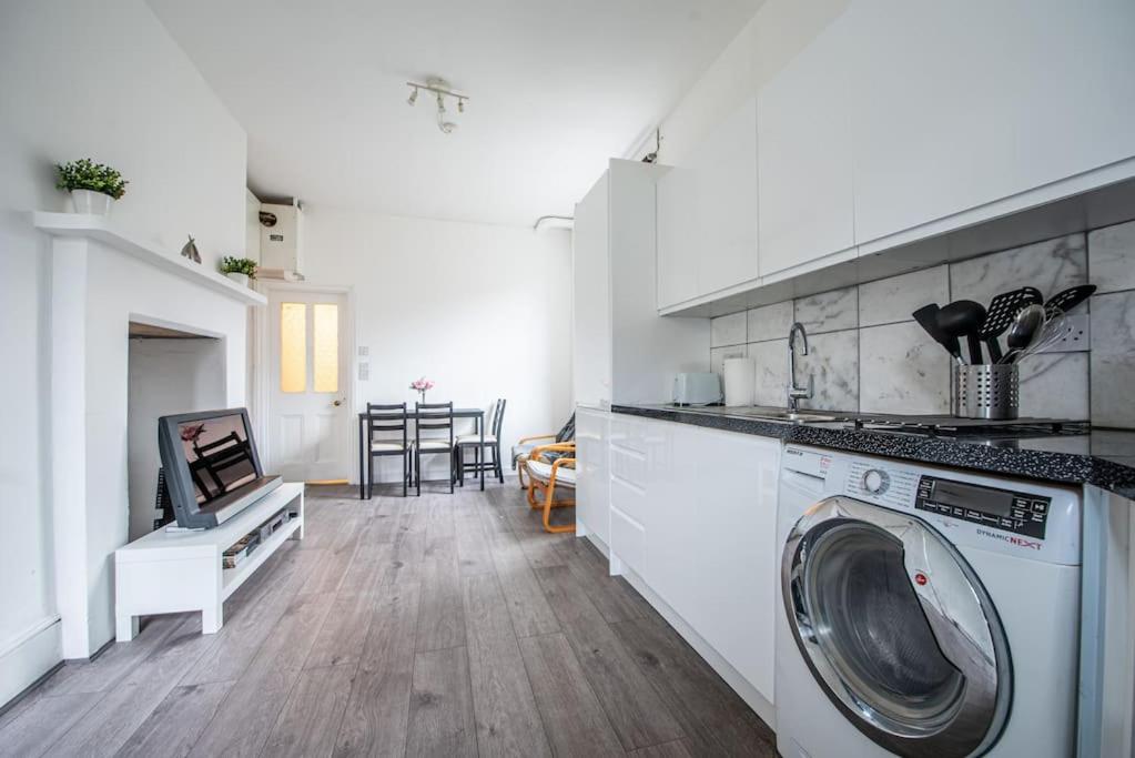 Bright Spacious Maida Vale Flat 5 - minutes from Station