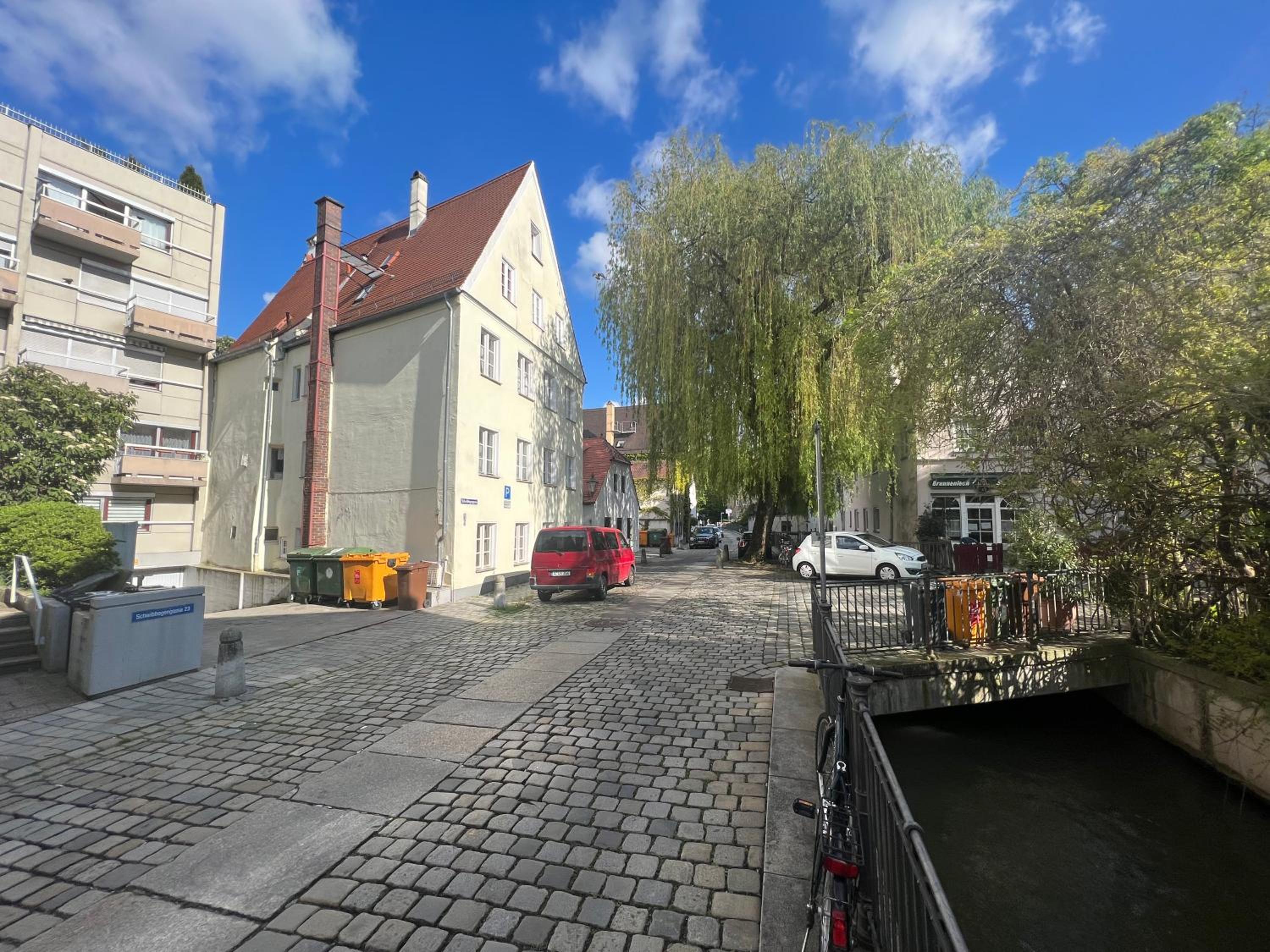 LIBORIA I Als Gruppe im Denkmal Augsburgs