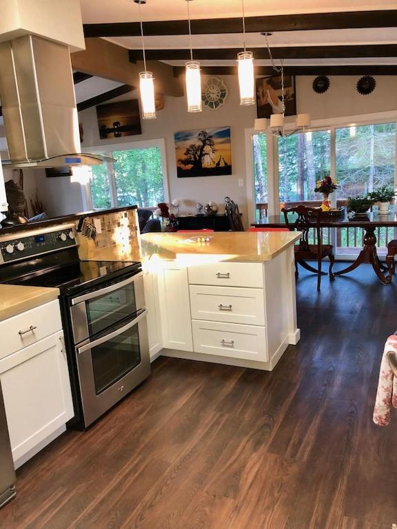 Hot Tub Stunning Mountain Views 2 kitchens 4 bedroom 2 bathroom view 5