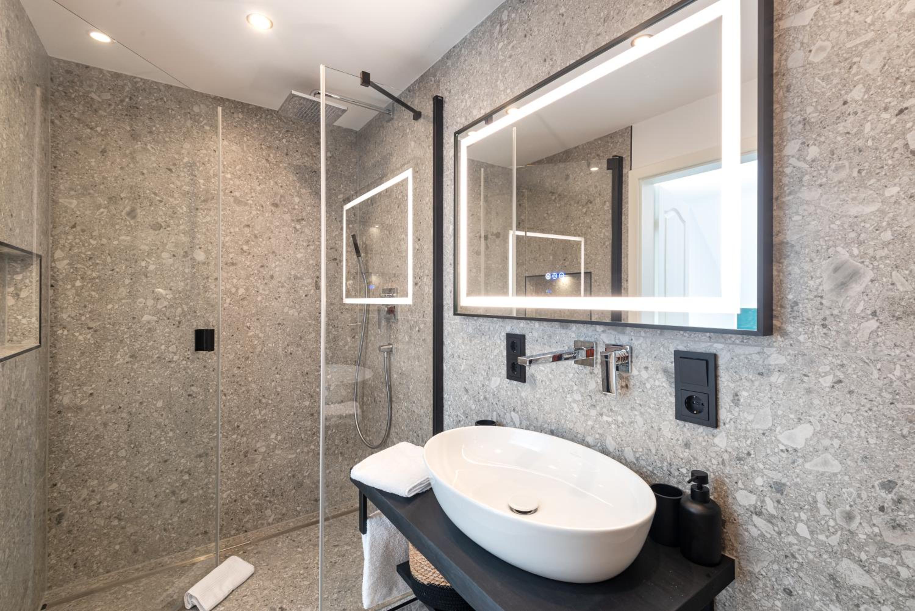 Photo 33