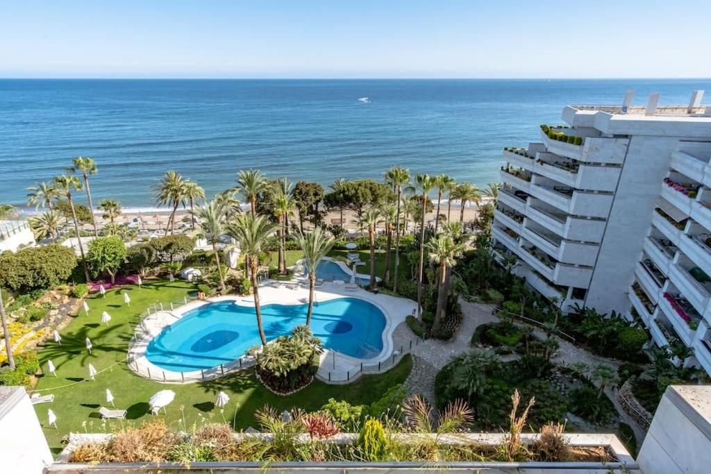 1st line exclusive apt in heart of the Golden Mile view 4